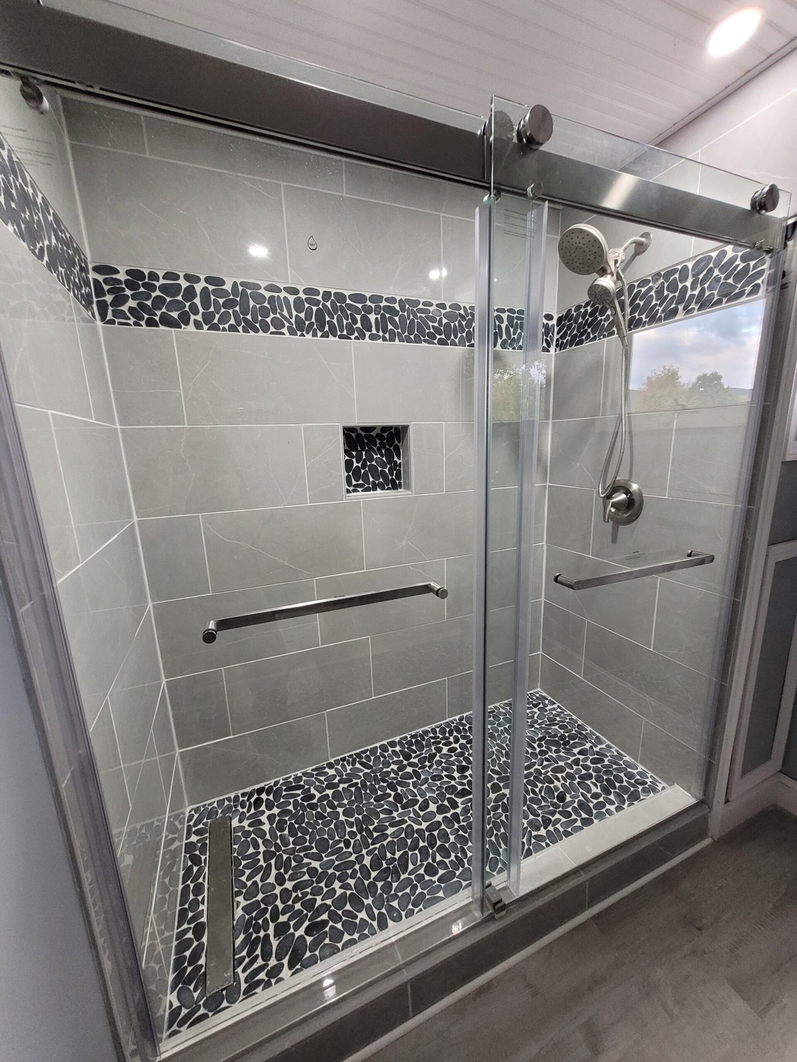 shower with nichepebblefloor